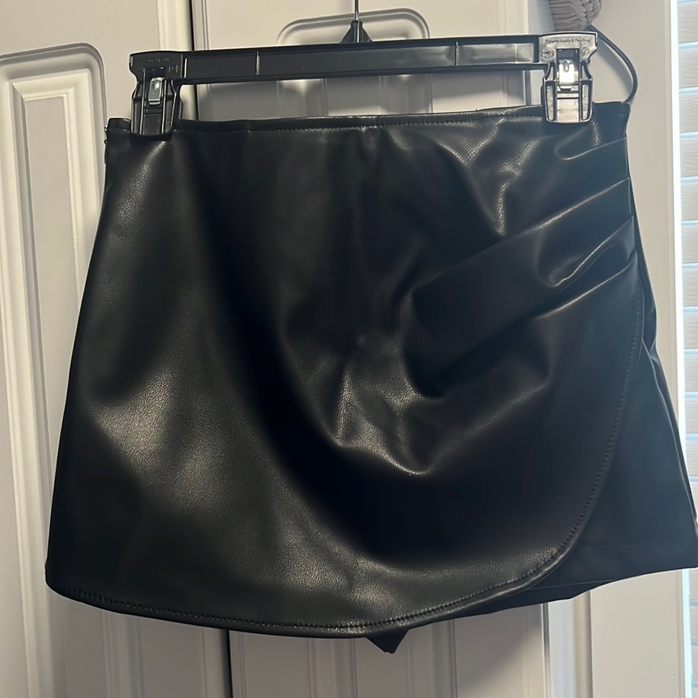 Forever 21 New Black faux leather skort
